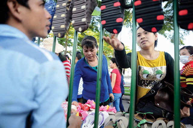 Hàng hóa được treo ngay trên hàng rào để khách lựa chọn