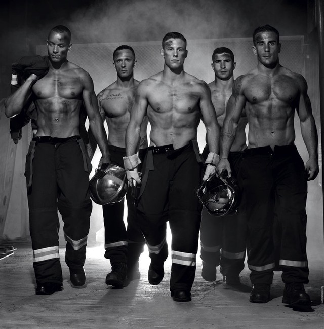
Họ không phải những người mẫu chuyên nghiệp. Họ là những lính cứu hỏa Pháp. Họ là những người phải có thể lực và trí lực thật tốt thì mới được những nhà tuyển dụng lựa chọn.
