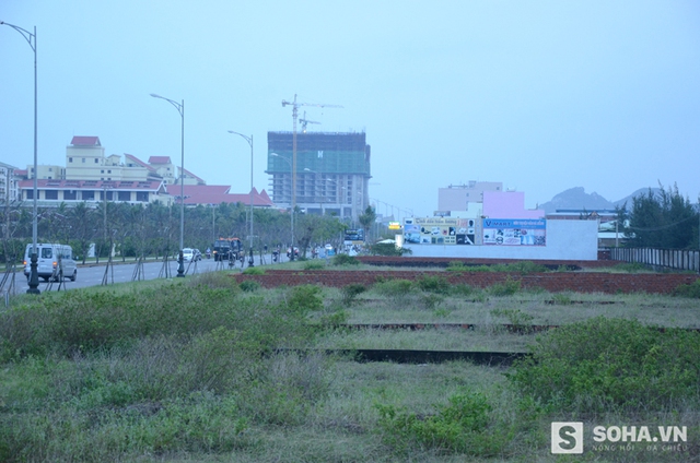 Những lô đất ven đường Võ Nguyên Giáp, sát cạnh sân bay Nước Mặn đã bị một nhóm cá nhân thu gom.