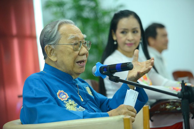 GS.TS Trần Văn Khê tại buổi giao lưu Tài tử - Cải lương: Sự tương đồng và khác biệt tại tòa soạn báo Tuổi Trẻ sáng 18-3-2014 - Ảnh: Quang Định