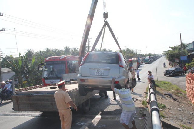 
Lực lượng chức năng di chuyển chiếc xe khỏi hiện trường
