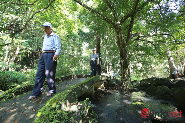 
Cung đường dẫn khách du lịch đến thác ngoài những con đường đất còn có những chiếc cầu phủ đầy rêu phong.
