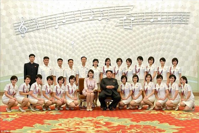Vợ chồng chủ tịch Triều Tiên chụp hình cùng nhóm nhạc. (Nguồn: EPA)