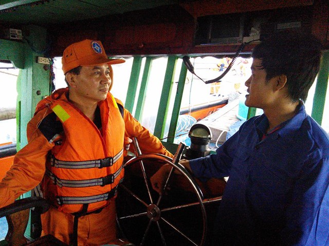 Lãnh đạo Trung tâm Phối hợp tìm kiếm cứu nạn hàng hải Việt Nam trao đổi cùng thuyền trưởng tàu BĐ 96652.