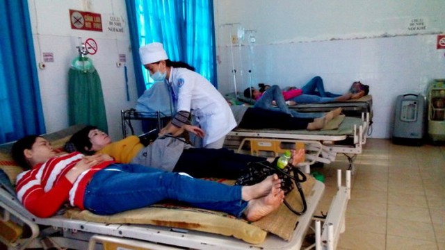 Các công nhân đang được điều trị, theo dõi tại Phòng khám đa khoa khu vực Suối Tân. - Ảnh: NGỌC CHI