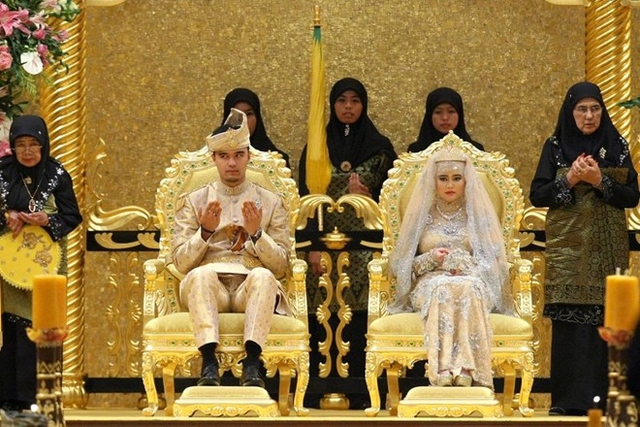 Tháng 9/2012, Quốc vương Brunei chi 20 triệu USD cho hôn lễ của con gái – công chúa Hajah Hafizah Sururul Bolkiah – tại cung điện Istana Nurul Iman.