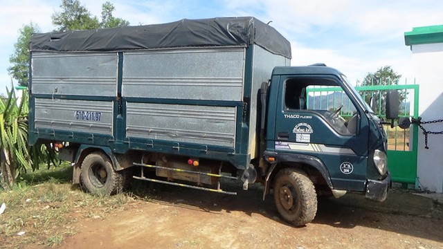 
Chiếc xe tải đặt trước cổng trang trại có tranh chấp - Ảnh: Nguyễn Nam
