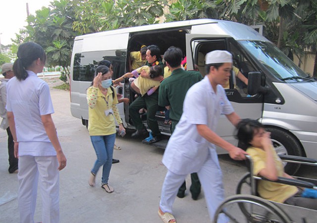 Công nhân nhập viện đang nằm điều trị tại bệnh viện K120 - Ảnh: Hoài Thương