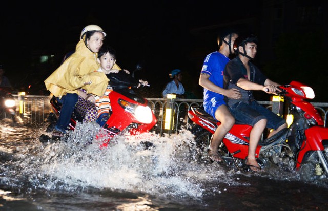 Nước ngập hơn nửa bánh xe máy, phương tiện di chuyển khó khăn trên đường Kinh Dương Vương, P. An Lạc, Q. Bình Tân - Ảnh: Thanh Tùng