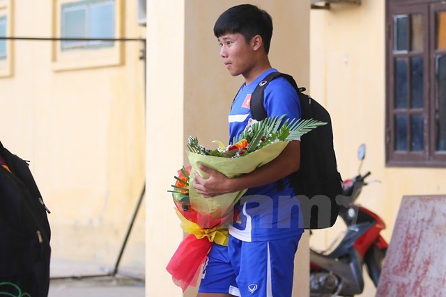 Trước đó, nhiều cầu thủ U19 Việt Nam cũng nhận được những đóa hoa từ cổ động viên. (Ảnh: Minh Chiến/Vietnam+)