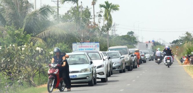 
Người dân ấp Trà Vôn A “mãn nhãn” với nhiều xe công trong ngày nghỉ - Ảnh: Chí Quốc
