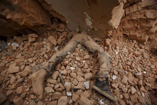 Thi thể một nạn nhân kẹt trong đống đổ nát sau trận động đất ở Kathmandu, Nepal ngày 25-4