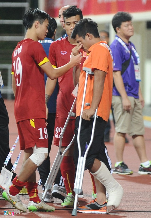 Tấn Tài khóc sau khi chứng kiến các đồng đội thắng U23 Malaysia 5-1