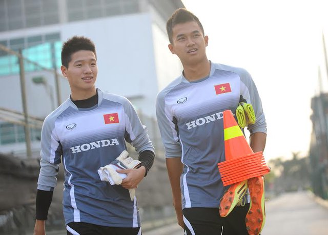 Minh Long (trái) và Văn Tiến, 2 thủ môn từng làm việc với HLV Miura từ vòng loại U23 châu Á diễn ra đầu năm nay.