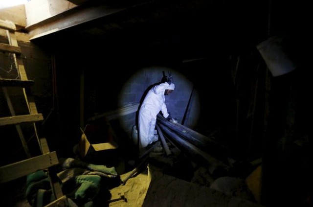 
Ánh đèn pin rọi vào một nhân viên tòa án khi ông đang soi đuốc trong đường hầm dẫn đến nhà tù liên bang Altiplano ở Almoloya de Juarez, ngoại ô thành phố Mexico City của Mexico ngày 14-7. Đường hầm này đã từng được trùm ma túy Joaquin El Chapo Guzman dùng để trốn thoát.
