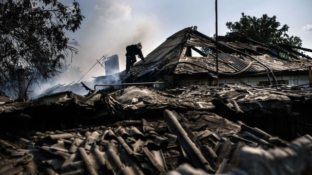 Đống đổ nát sau một cuộc pháo kích tại Donetsk. Ảnh: AFP