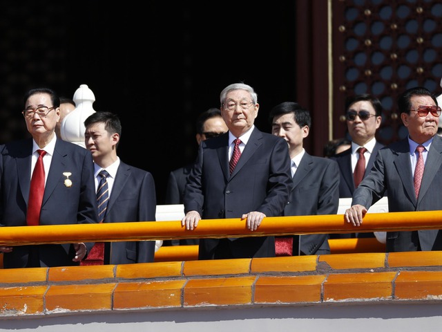 
Ông Chu Dung Cơ (giữa) tham dự lễ duyệt binh kỷ niệm 70 năm kết thúc Thế chiến II tại Bắc Kinh hôm 3/9. Ảnh: Xinhua
