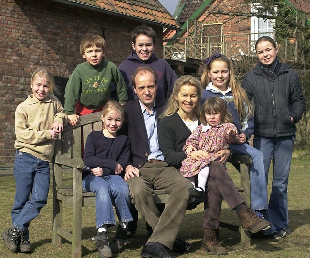 Bà Von der Leyen cùng chồng và 7 đứa con. Ảnh: NTV.de