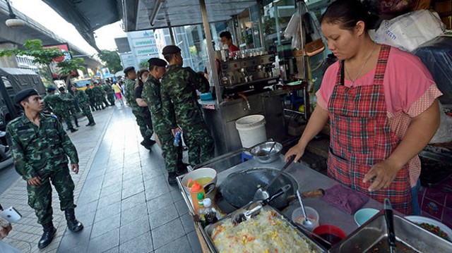 Binh sĩ Thái Lan trong một đợt cưỡng chế giải tỏa vỉa hè ở Bangkok hồi tháng 11-2014 - Ảnh: AFP