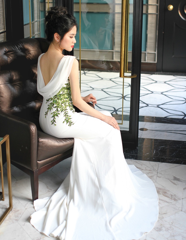 
Phương Linh chia sẻ: Khi làm MC, mình thường xuyên dẫn các sự kiện lớn nên cũng phải tự stylist chọn trang phục, lên đồ cho bản thân.
