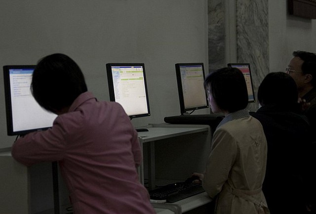 Người dân Triều Tiên sử dụng máy tính để học tập tại Đại học nhân dân ở Bình Nhưỡng. Ảnh chụp năm 2010.