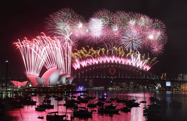 Màn bắn pháo hoa rực rỡ trên nhà hát opera và cầu cảnh ở Sydney, Australia, trong lễ chón đón năm mới 2015.