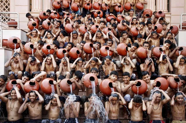 Các sinh viên tham gia nghi lễ tắm trước khi diễn ra lễ hội Hindu Magh Purnima ở Ahmedabad, Ấn Độ.