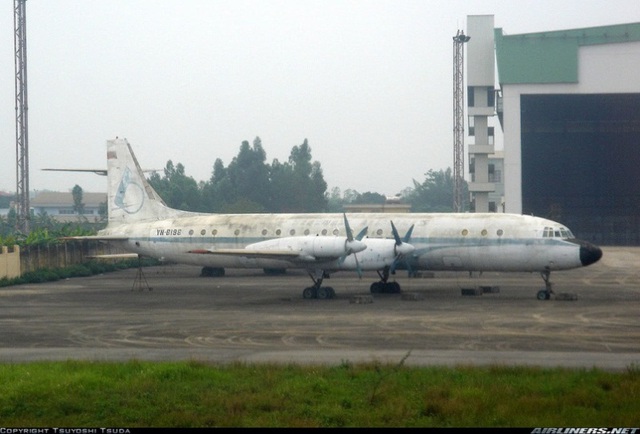 Il-18 số hiệu VN-B196 tại khu vực sân đỗ sân bay Nội Bài