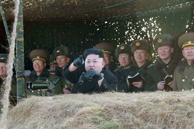 Nhà lãnh đạo Triều Tiên Kim Jong Un quan sát cuộc tập trận của quân đội nước này tại một địa điểm không xác định.