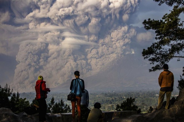 Mọi người nhìn tro bụi bốc lên từ miệng núi lửa Mt. Sinabung ở Karo, Indonesia.