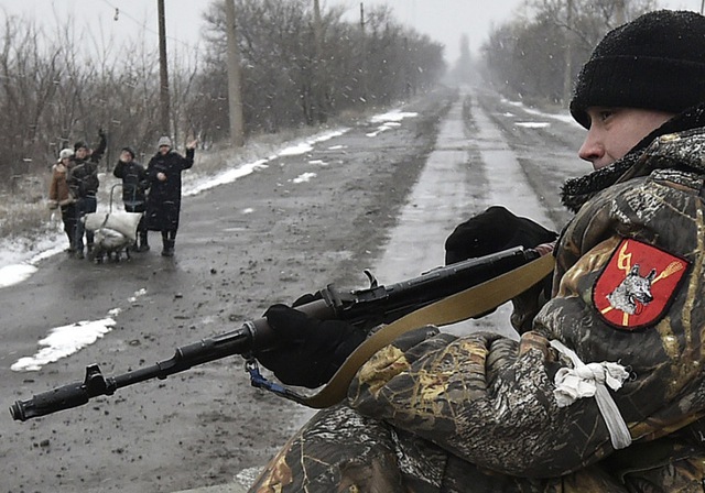 Người dân vẫy tay chào các tay súng ly khai tại Uglegorsk, miền nam thị trấn Debaltseve, Ukraine.