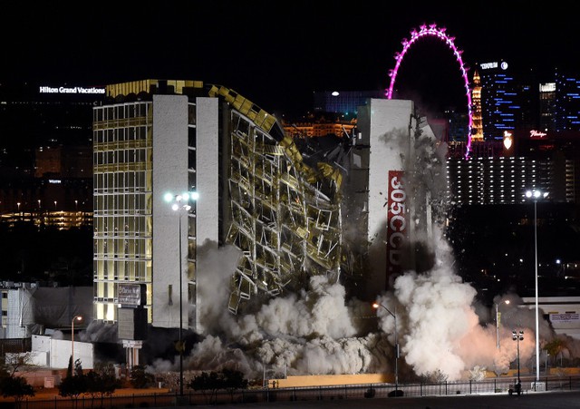 Tổ hợp khách sạn và casino Clarion ở thành phố Las Vegas, Mỹ, được đánh sập bằng thuốc nổ.