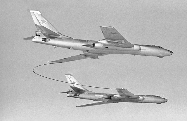 Tupolev Tu-16 là máy bay ném bom chiến lược 2 động cơ được sử dụng thời kì Xô Viết. Tu-16 đã bay được hơn 50 năm. Trong ảnh là 2 chiếc Tu-16 đang tiếp nhiên liệu cho nhau.