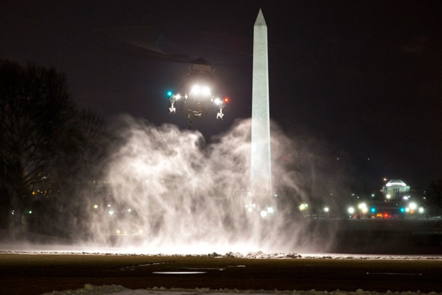 Tuyết cuộn lên trên không khi chiếc máy bay trực thăng Marine One chở Tổng thống Mỹ Barack Obama hạ cánh xuống Nhà Trắng ở thủ đô Washington.