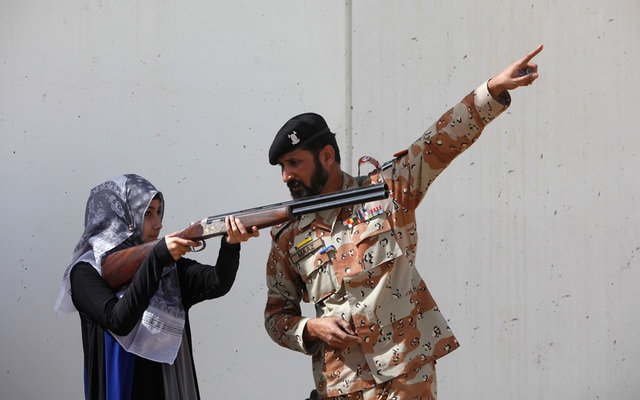 Binh sĩ hướng dẫn kỹ năng chống khủng bố cho một nữ sinh viên của trường đại học Nadirshaw Eduljee Dinshaw ở ngoại ô thành phố Karachi, Pakistan.