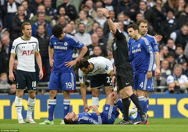 Trận này, Tottenham chơi khá rắn, Hazard cũng dính đòn đau và phải nằm sân