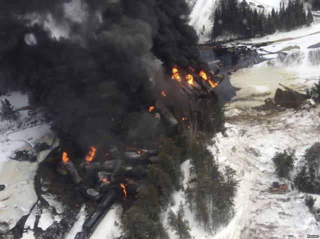 Khói đen bốc lên từ đám cháy gây ra bởi đoàn tàu chở dầu thô bị chệch đường ray gần Ontario, Canada.