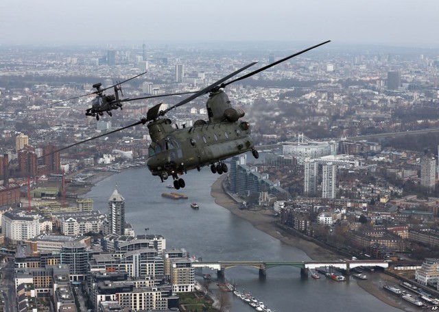 Máy bay vận tải Chinook của Không quân Hoàng gia Anh bay trên bầu trời London, để chào mừng sự kiện quân đội Anh kết thúc sứ mệnh chiến đấu ở Afghanistan.