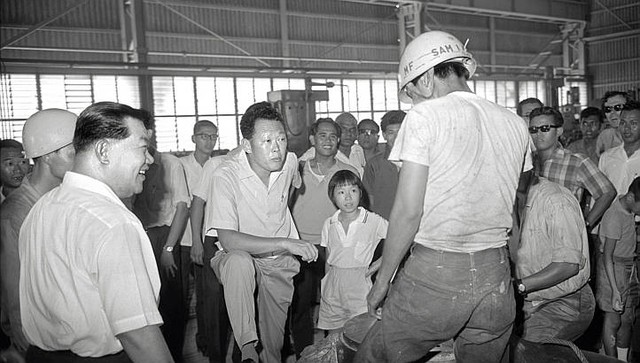 Ông Lý Quang Diệu cùng con gái lắng nghe tâm sự nghề nghiệp của một công nhân tại khu công nghiệp Jurong.