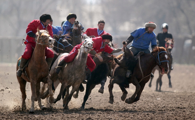 Các kỵ sĩ tham gia cuộc thi bắt dê tại Bishkek, Kyrgyzstan.
