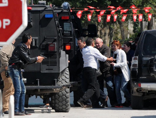 Du khách được sơ tán khỏi hiện trường vụ tấn công khủng bố nhằm vào bảo tàng quốc gia Bardo ở thủ đô Tunis, Tunisia.