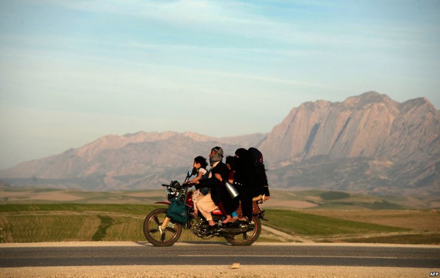 Một gia đình di chuyển bằng xe máy ở ngoại ô thành phố Mazari-i-Sharif, Afghanistan.