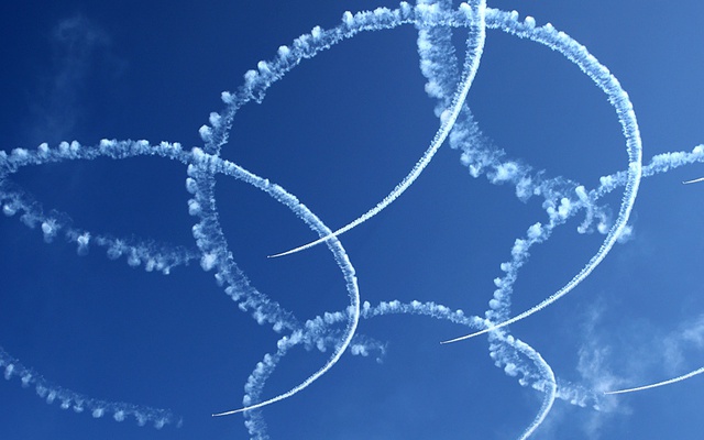 Phi đội Blue Impulse của Lực lượng phòng vệ trên không Nhật Bản trình diễn ‘vẽ’ những bông hoa anh đào trên bầu trời