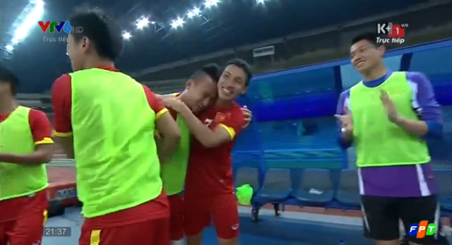 Cầu thủ U23 Việt Nam vỡ òa hạnh phúc khi giành chiến thắng chung cuộc 2-1. Mạnh Hùng đã kết thúc cuộc chiến với 1 pha sút phạt tuyệt đẹp, đưa bóng lần nữa đập xà ngang đối phương và vẫn... không thành bàn!