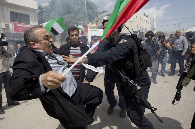 Cảnh sát biên giới Israel đẩy một người biểu tình Palestine ở Hawara, Bờ Tây.