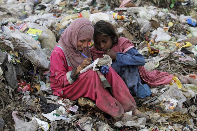 Bé gái ghi chép những đồ tái chế cô nhặt được tại một bãi rác ở Lahore, Pakistan.