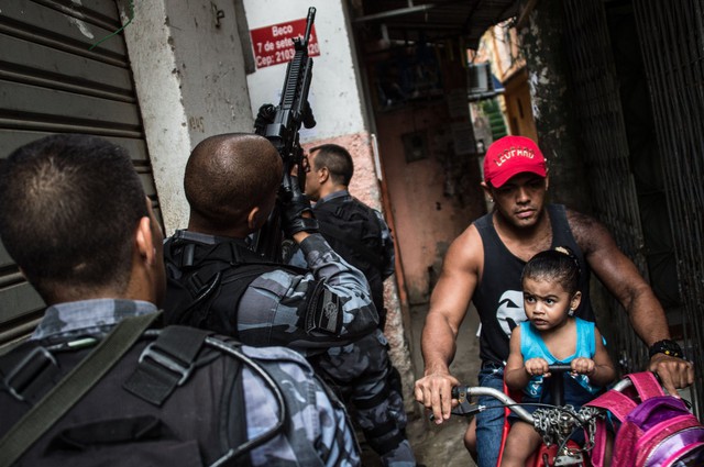 Cảnh sát bán quân sự tuần tra tại khu ổ chuột Mare ở Rio de Janeiro, Brazil.