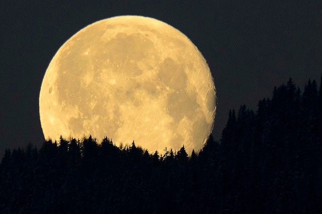 Mặt trăng lặn sau dãy núi Alps ở Charrat, Thụy Sĩ.