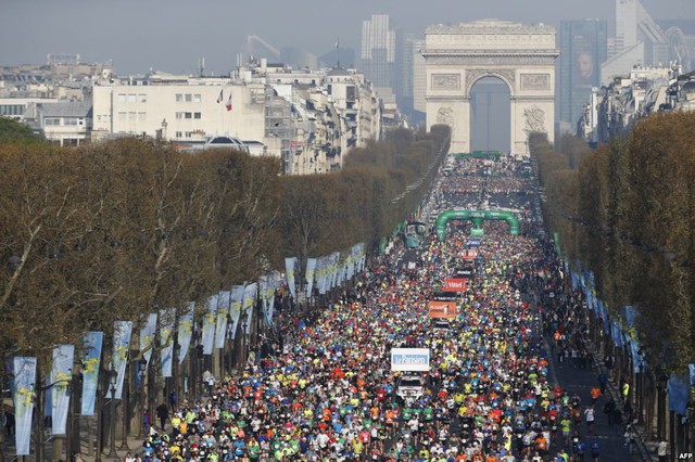 Hàng nghìn người tham dự cuộc thi chạy Paris Marathon trên đại lộ Champs Elysees ở Paris, Pháp.