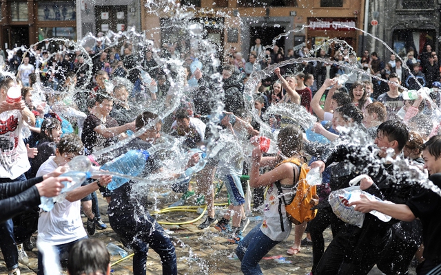 Mọi người té nước vào nhau trên đường phố ở Lviv, Ukraine.
